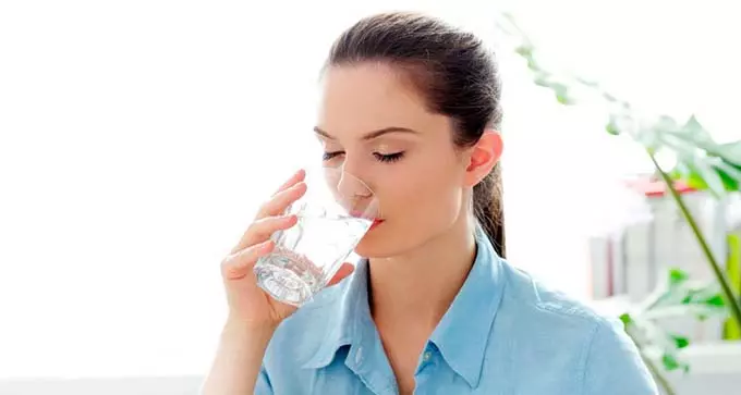 девушка пьет из стакана