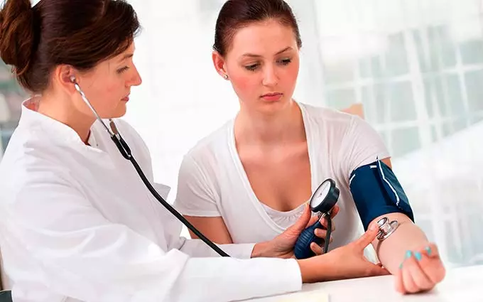 Когда необходима консультация врача? врач замеряет давление