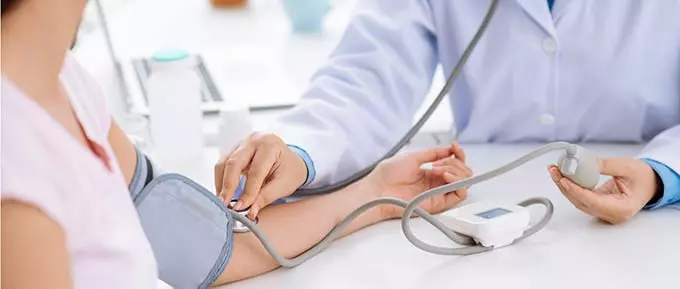 измерение давления тонометром