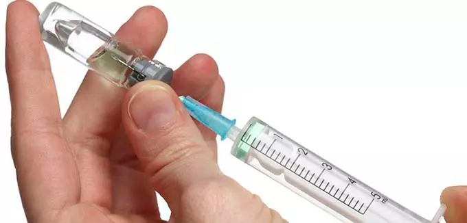 забор лекарства в шприц