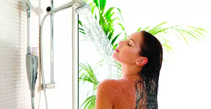 принимать душ