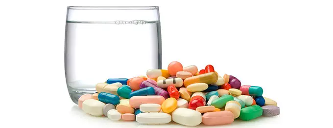 таблетки и вода