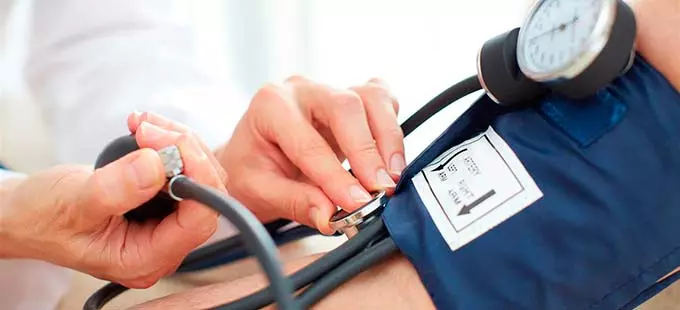 измерить давление на руке