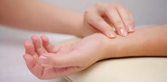 определение пульса на руке