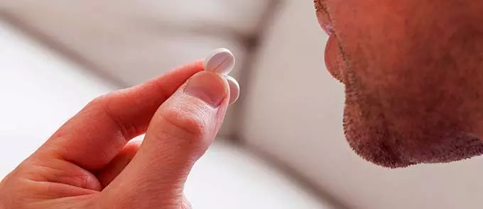 принять таблетку