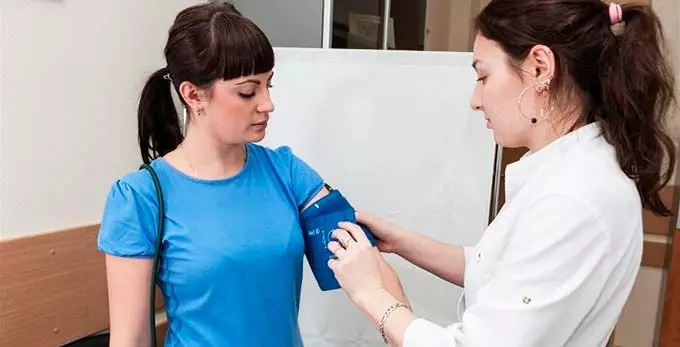 закрепление манжеты на плечо