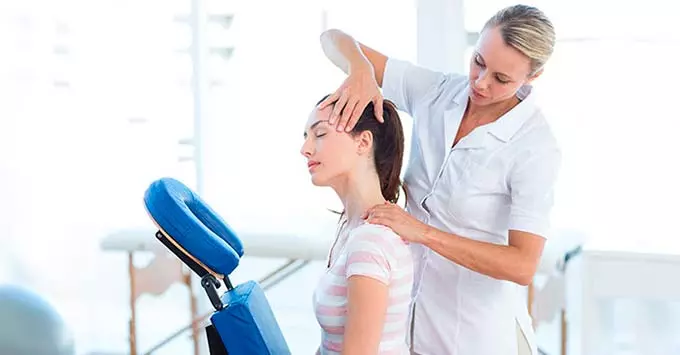 массаж шеи сидя