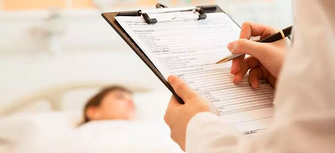 врач делает записи