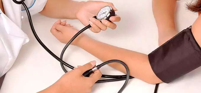 врач измеряет давление