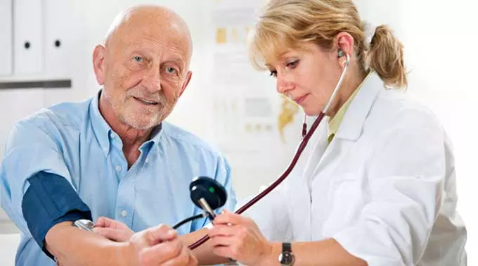 Сколько раз подряд можно мерить давление врач проверяет давление