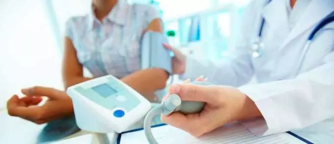 врач измеряет давление