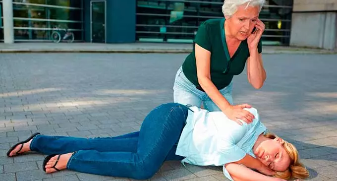 женщина в обмороке