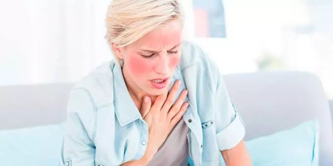 покраснение лица и трудное дыхание