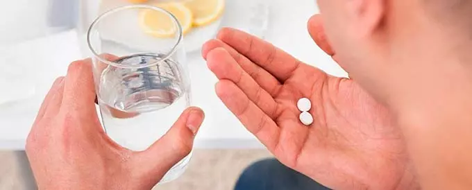 Общие правила приема лекарств при гипертонии Прием лекарства с водой