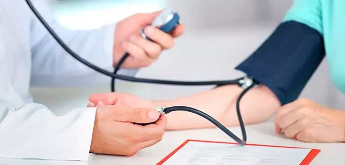 Измерение артериального давления тонометром