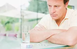 В какое время суток лучше принимать таблетки от давления и нужно ли пить их постоянно В какое время дня пьют таблетки от давления