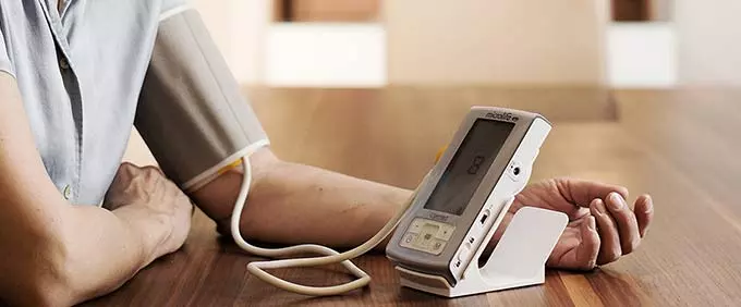 Влияние на артериальное давление Измерение артериального давления при помощи тонометра