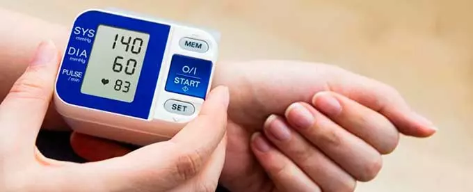 Необходима ли врачебная консультация Давление 140 на 60 на тонометре