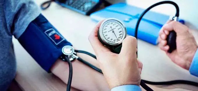 Измерение артериального давления тонометром ручного типа