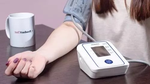 Девушка с тонометром на правой руке