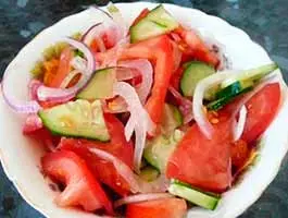 Помидоры с огурцом и луком
