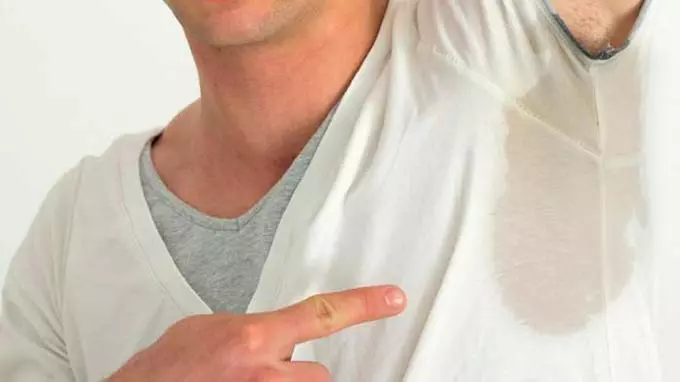 Сырые пятна на футболке подмышками