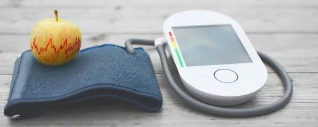 Как снизить давление без лекарств в домашних условиях и какие методики наиболее эффективны Тонометр и яблоко